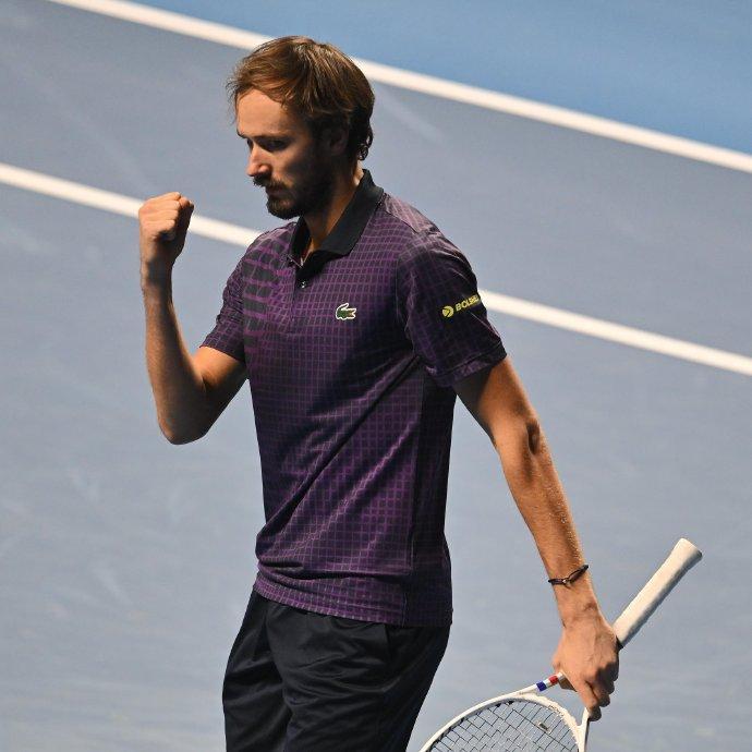 爱游戏APP-ATP总决赛逆转年终总决赛，梅德韦杰夫统治全场